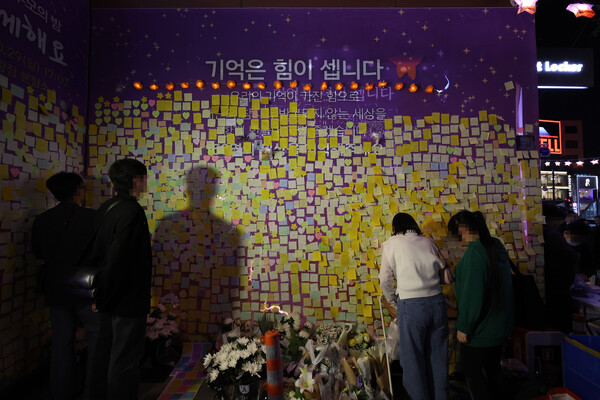 28일 서울 용산구 이태원 참사 현장에 마련된 '10·29 기억과 안전의 길'의 추모 공간에 추모객들의 발길이 이어지고 있다. 2023.10.28. 연합뉴스