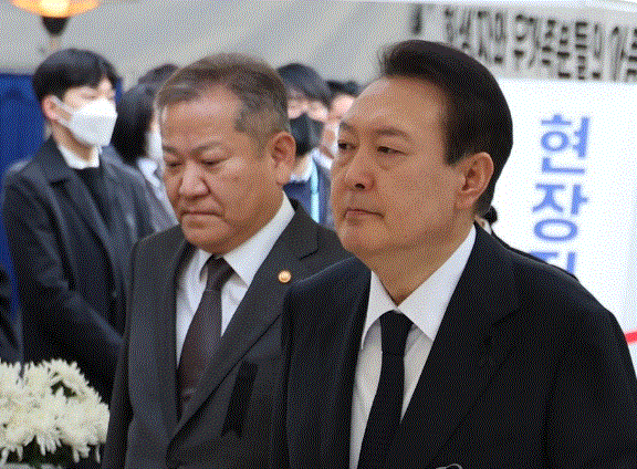 이상민 행정안전부 장관(왼쪽)이 윤석열 대통령과 함께 이태원 참사 엿새째인 지난해 11월 3일 서울광장에 마련된 합동분향소에서 조문을 마친 뒤 이동하고 있다. 2022.11.3. 연합뉴스