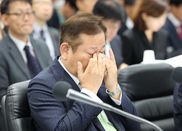 이상민 행정안전부 장관이 지난 10일 정부세종청사에서 열린 국회 행정안전위원회의 행정안전부에 대한 국정감사에서 눈가를 만지고 있다. 2022.10.10. 연합뉴스