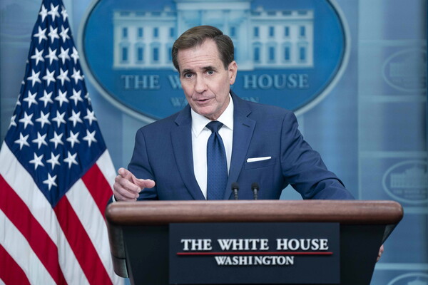 존 커비 미국 백악관 국가안전보장회의(NSC) 전략소통조정관이 24일(현지시간) 워싱턴 DC 백악관에서 언론을 상대로 브리핑하고 있다. 커비 조정관은 이날 이스라엘-하마스 전쟁을 일시 정전하자는 요구에 대해 현시점에서의 정전은 하마스만 이롭게 할 뿐이라고 일축했다. 2023.10.25. EPA 연합뉴스