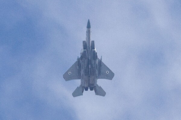 이스라엘과 팔레스타인 무장 정파 하마스 간 전쟁이 계속되는 가운데 27일(현지시간) 이스라엘 공군 F-15 전투기가 가자지구 국경을 따라 비행하고 있다. 이스라엘군은 이날 성명을 통해 "전날 지상군이 전투기와 무인기(UAV)를 동반해 가자지구 중심부에서 추가로 표적 공습을 수행했다"고 밝혔다. 2023.10.27. AFP 연합뉴스