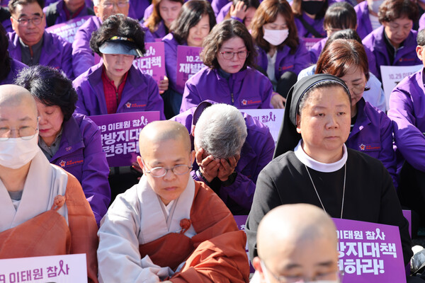 10·29 이태원 참사 1주기를 맞은 29일 오후 서울 용산구 이태원역 인근에서 시민추모대회 사전행사로 열린 4대 종교 기도회에서 유가족이 고개를 푹 숙이고 있다. 2023.10.29. 연합뉴스