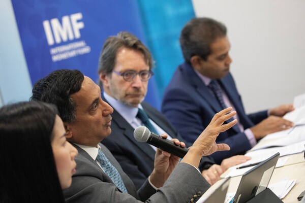 18일 싱가포르에서 열린 국제통화기금(IMF) 아시아·태평양지역경제전망 기자 브리핑에서 크리슈나 스리니바산 아·태국장(왼쪽 두 번째), 토마스 헬블링 아·태국 부국장(세번째), 샤나카 페이리스 지역연구과장(오른쪽) 등이 기자들의 질문에 답하고 있다. 2023.10.18. EPA 연합뉴스