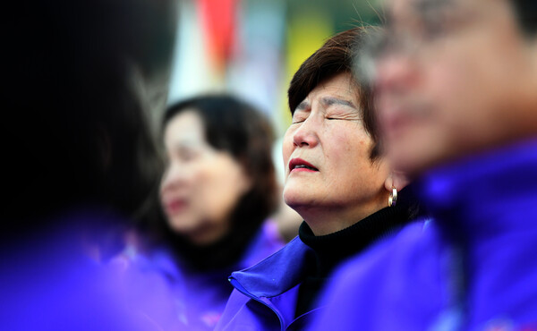 29일 오후 서울 중구 서울광장에서 열린 이태원 참사 1주기 시민추모대회에서 유가족들이 눈물을 보이고 있다. 2023.10.29 [공동취재] 연합뉴스