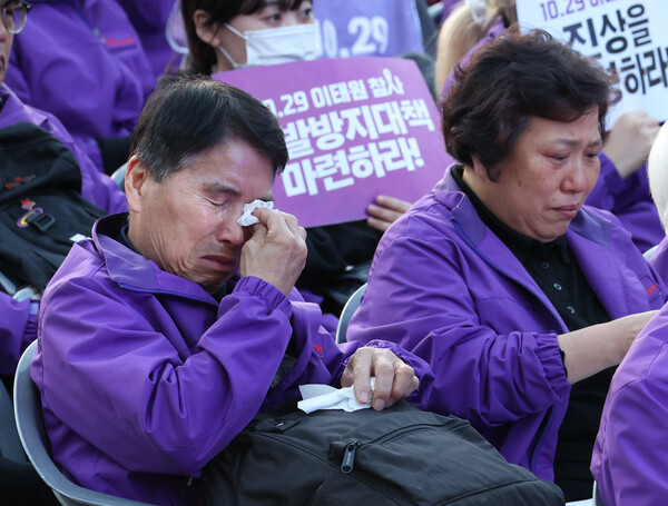 29일 오후 서울 중구 서울광장에서 열린 이태원 참사 1주기 시민추모대회에서 유가족들이 눈물을 보이고 있다. 2023.10.29. 연합뉴스