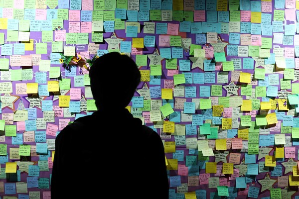 10·29 이태원 참사 1주기를 맞은 29일 오후 서울 중구 서울광장 분향소에서 한 시민이 추모 메시지를 보고 있다. 2023.10.29. 연합뉴스