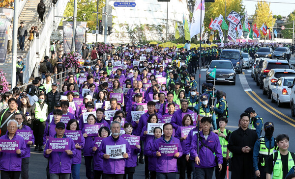 10·29 이태원 참사 1주기를 맞은 29일 오후 서울 용산구 이태원역 인근에서 10·29 이태원 참사 유가족협의회, 10·29 이태원 참사 시민대책회의 관계자 및 추모객들이 시청역까지 시민추모대회 행진을 하고 있다. 2023.10.29 [공동취재] 연합뉴스