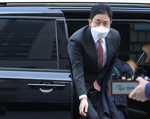 고발 사주 의혹의 핵심 인물이 손준성 검사가 2021년 10월 26일 서울 서초구 서울중앙지법에서 열린 영장실질심사에 출석하기 위해 차에서 내리고 있다. 연합뉴스