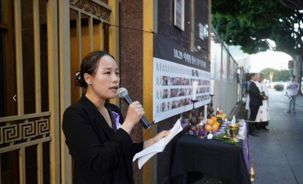 이유진 씨가 희생자들에게 보내는 추모 편지를 읽고 있다. 