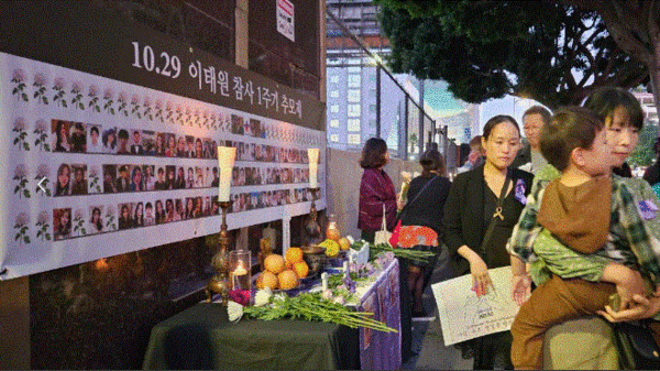 줄을 지어 희생자들을 추념하는 동포들.