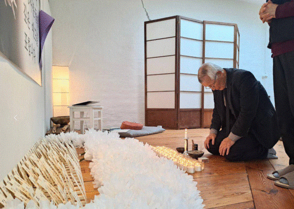 한 백발의 동포가 희생자들 앞에 고개 숙여 추도하고 있다.