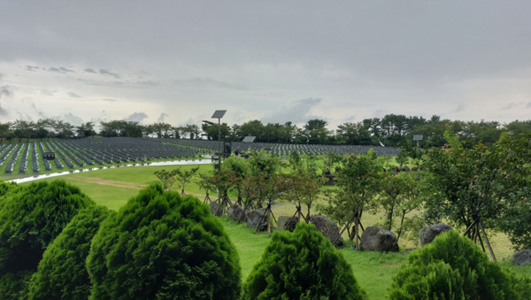 제주4.3평화재단 행방불명인 표석. 육지 형무소로 이감됐다가 한국전쟁이 발발하자 대전 인근 골령골 등에서 비밀리에 처형돼 시신도 찾지 못한 4,000여 영혼을 위로하는 표석이다. 제주4.3은 총이라고는 구식 장총 30자루로 무장한 300명 무장대를 토벌하려다 3만명 제주도민과 군경 등을 학살한 대참사였다. © 이봉수