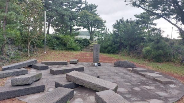 조천읍 너븐숭이4.3기념관 옆에는 현기영 소설의 내용을 적은 문학비석들이 널브러져 있고 서있는 비석 앞에는 고무신 두 켤레가 놓여있다. 이처럼 우묵한 ‘옴팡밭’에서 특히 많은 학살이 자행됐다. © 이봉수