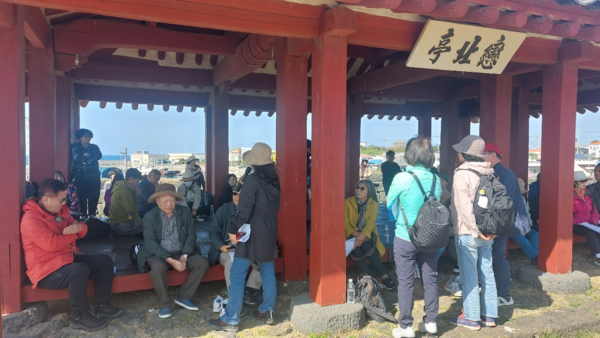 조천진 성벽 위 연북정에서 답사자들이 설명을 듣고 있다. © 이봉수