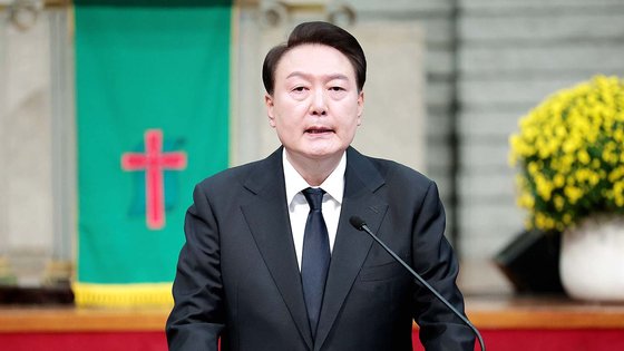 윤석열 대통령이 29일 서울 성북구 영암교회에서 열린 이태원 참사 1주기 추도 예배에서 추도사를 읽고 있다. 2023.10.29. 연합뉴스