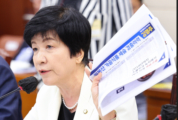 지난 13일 국회에서 열린 국회 보건복지위원회의 국정감사에서 더불어민주당 김영주 의원이 일본산 가공식품 세슘 검출이력 자료를 들고 발언하고 있다. 2023.10.13. 연합뉴스