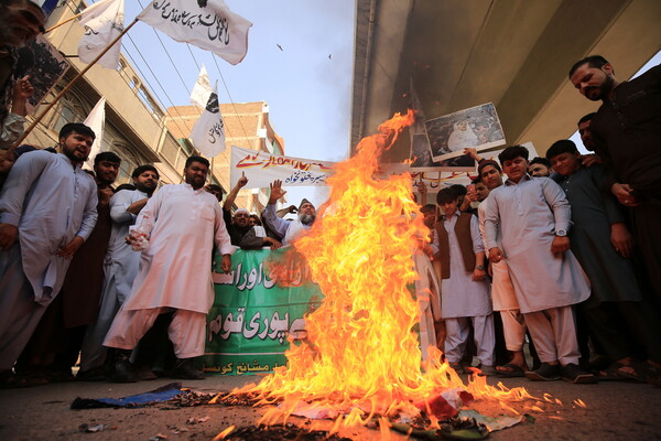 27일 파키스탄 페샤와르에서 진행된 팔레스타인인 지지 시위에서 참가자들이 미국과 이스라엘, 인도 국기를 태우고 있다. 2023. 10.27 [EPA=연합뉴스]