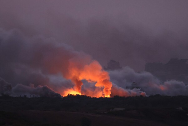 팔레스타인 가자 북부 지역을 이스라엘군이 포격한 뒤 화염이 치솟고 있다.  2023 10.29 [AFP=연합뉴스]