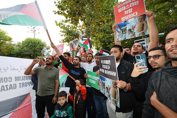 국내 거주하는 팔레스타인들과 아랍계 외국인들이 13일 오후 인천시 미추홀구 인하대 인근에서 이스라엘과 팔레스타인 무장정파 하마스 간 무력 충돌과 관련해 팔레스타인을 지지하는 집회를 열고 있다. 2023.10.13. 연합뉴스