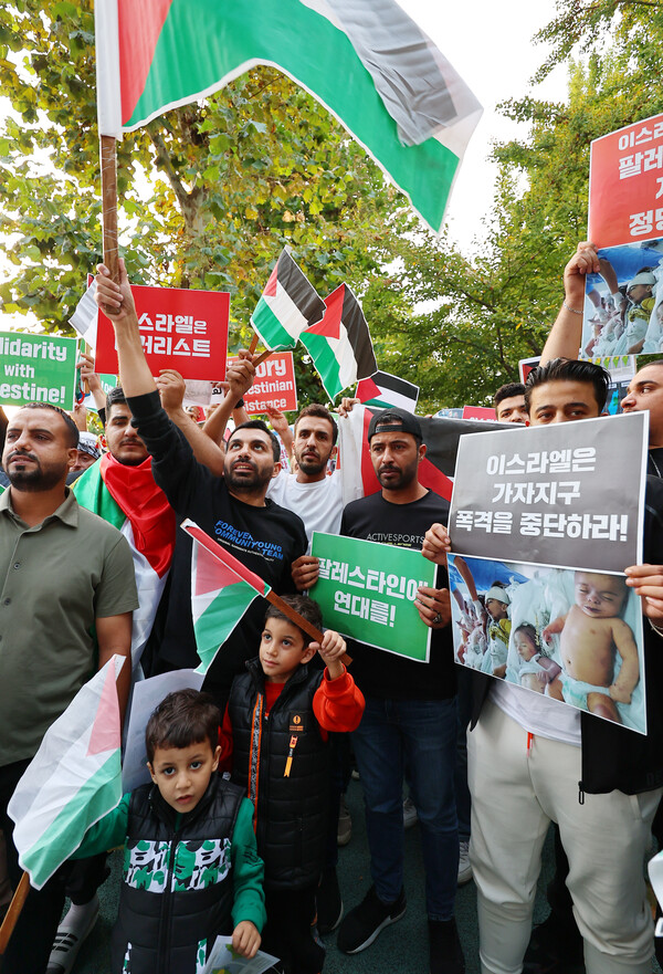 국내 거주하는 팔레스타인들과 아랍계 외국인들이 13일 오후 인천시 미추홀구 인하대 인근에서 이스라엘과 팔레스타인 무장정파 하마스 간 무력 충돌과 관련해 팔레스타인을 지지하는 집회를 열고 있다. 2023.10.13. 연합뉴스