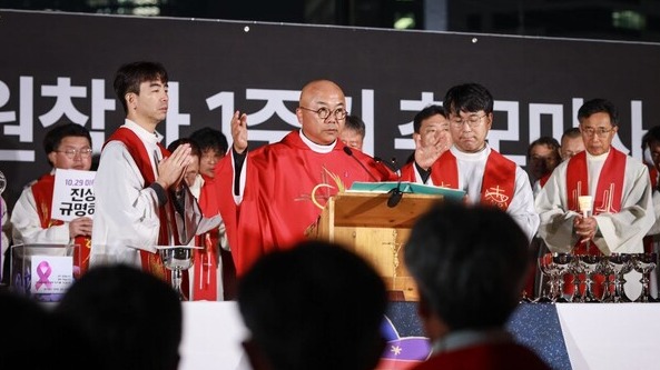 30일 서울시청광장에서 열린 이태원참사 1주기 추모 미사에서 송년홍 천주교정의구현사제단 비상대책위원장이 주례를 보고 있다. 2023.10.30. 사진작가 이호