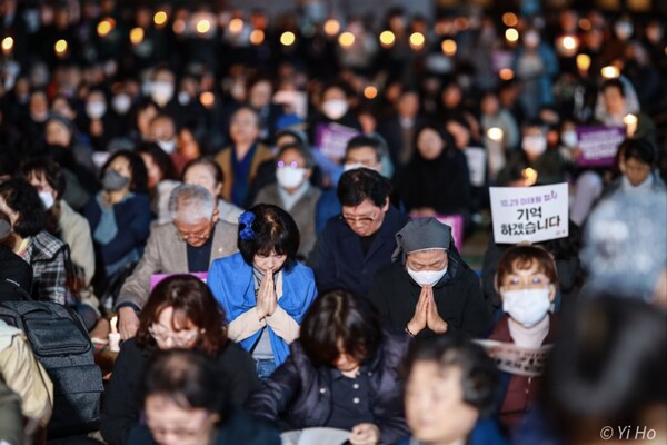 30일 저녁 서울시청광장에서 열린 이태원참사 1주기 추모미사에 참석한 시민과 가톨릭 신자들이 기도를 드리고 있다. 2023.10.30. 사진작가 이호
