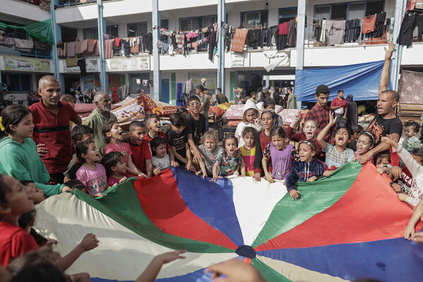 지난 23일 가자지구 남부 칸유니스에 있는 팔레스타인난민구호기]구로 피난한 부모들을 따라 온 어린이들이 이 기구의 자원봉사자들이 마련한 행사에서 함께 활동하고 있다. 2023.10.23. EPA 연합뉴스