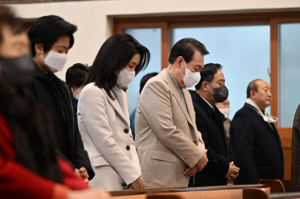 윤석열 대통령과 부인 김건희 씨가 지난해 12월 25일 서울 성북구 영암교회에서 성탄절 예배를 드리고 있다. 연합뉴스