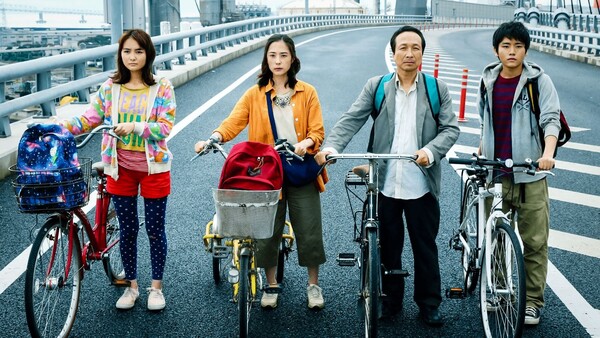 영화 〈서바이벌 패밀리〉의 한 장면.