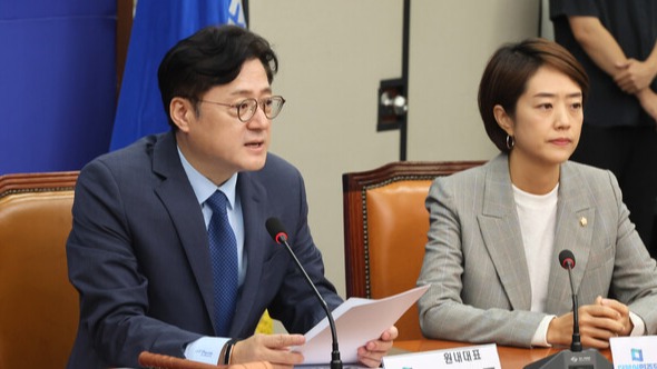 지난 20일 국회에서 열린 더불어민주당 최고위원회의에 참석한 고민정 최고위원(오른쪽) 2023.10.20. 연합뉴스