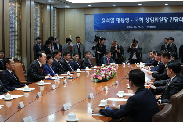 2024년도 예산안 및 기금운용계획안 시정연설을 한 윤석열 대통령이 31일 국회에서 가진 국회 상임위원장단 및 여야 원내대표와의 간담회에서 발언하고 있다. 2023.10.31. 사진 대통령실 