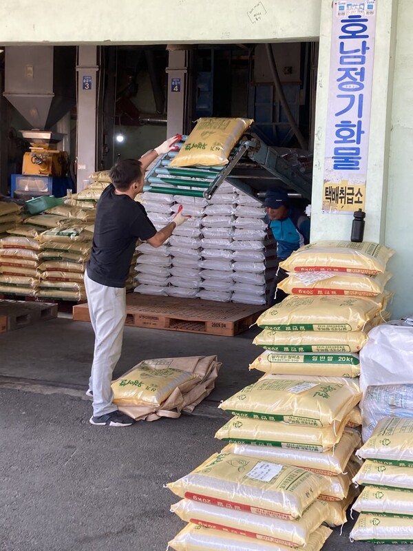 정미기에서 쌀포대가 나오고 있다.