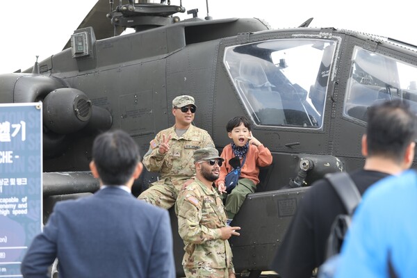 15일 경북 칠곡군 생태공원 일대에서 열린 '제14회 낙동강지구 전투 전승행사'에서 한 어린이가 미군 병사들과 함께 헬기 앞에서 사진을 포즈를 잡고 있다. 2023.10.15. 연합뉴스 