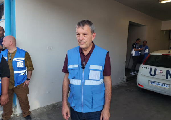 이스라엘군의 가자지구 공격이 시작된 뒤 처음으로 가자지구 내 팔레스타인난민구호기구(UNRWA) 산하 학교가 있는 라파 방문 허가를 받고 현장에 간 필립 라자리니 UNRWA 집행위원장. 난민들이 피난처로 삼고 있는 이 학교에서 목격한 참상을 두고 그는 자신의 활동 중에서 가장 슬펐던 장면의 하나였다고 말했다.   2023. 11. 1. UNRWA 제공