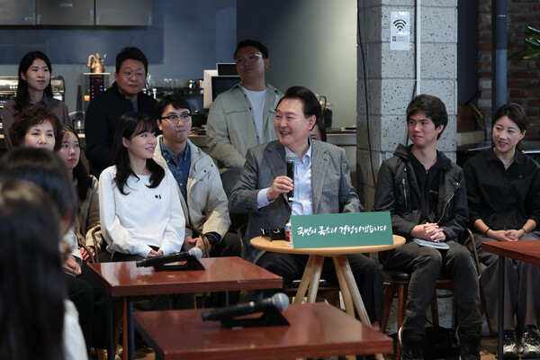 윤석열 대통령이 1일 서울 마포구 한 카페에서 주부, 회사원, 소상공인 등이 참석한 가운데 열린 제21차 비상경제민생회의에서 발언하고 있다. 2023.11.1 [대통령실 제공] 연합뉴스