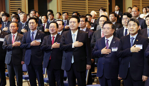 윤석열 대통령이 2일 대전시 유성구 대전컨벤션센터에서 열린 2023 지방시대 엑스포 및 지방자치·균형발전의 날 기념식에서 국기에 경례하고 있다. 왼쪽부터 국민의힘 윤재옥 원내대표. 김기현 대표,  이장우 대전시장, 윤 대통령. 2023.11.2 [대통령실통신사진기자단] 연합뉴스