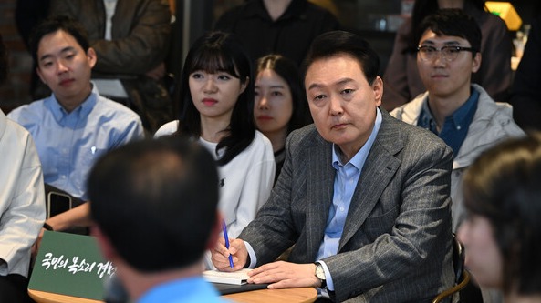 윤석열 대통령이 1일 서울 마포구 한 카페에서 열린 제21차 비상경제민생회의에서 택시운전기사 김호덕씨의 발언을 경청하고 있다 2023.11.1 [대통령실 제공. 재판매 및 DB금지]