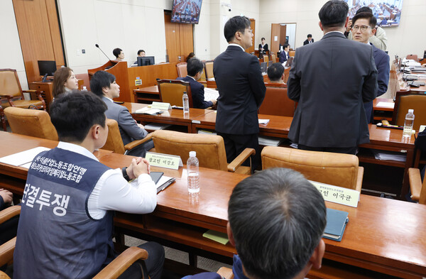페르노리카코리아 프란츠 호튼 대표가 17일 국회에서 열린 환경노동위원회 국정감사 시작 전 김문수 경사노위 위원장과 대화하고 있다. 왼쪽 아래는 페르노리카코리아 이강호 노조위원장. 2023.10.17. 연합뉴스