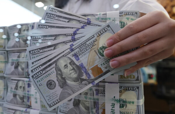 3일 한국은행은 10월 말 기준 외환보유액이 전달보다 12억 4000만 달러 줄어든 4128억 7000만 달러라고 발표했다. 사진은 이날 오전 서울 중구 하나은행 본점 위변조대응센터에서 직원이 미국 달러화를 들어 보이고 있는 모습. 2023.11.3. 연합뉴스
