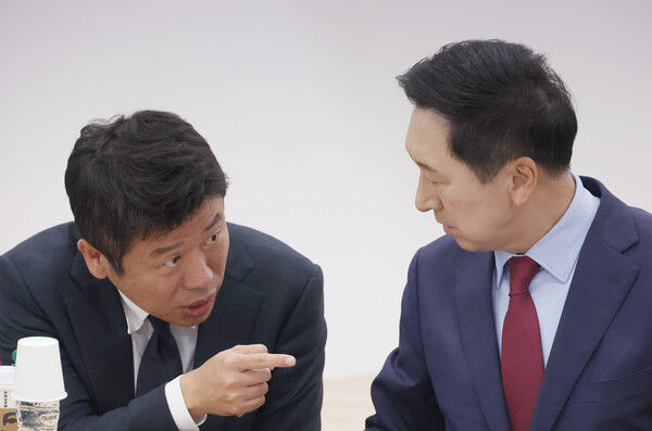 국민의힘 김기현 대표(오른쪽)가 30일 김포골드라인을 관리하는 김포한강차량기지에서 연 수도권 신도시 교통대책 마련 간담회에서 유의동 정책위의장과 대화하고 있다. 2023.10.30. 연합뉴스
