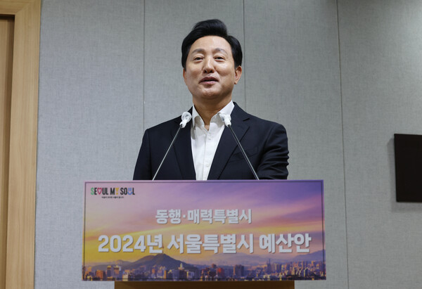 오세훈 서울시장이 1일 오전 중구 서울시청에서 열린 2024년 서울시 예산안 발표 기자설명회에서 김포시의 서울 편입과 관련된 질문에 답하고 있다. 2023.11.1. 연합뉴스