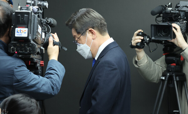 이재명 더불어민주당 대선 후보가 2022년 3월 10일 민주당사에서 낙선 기자회견을 마치고 회견장을 떠나고 있다. 연합뉴스