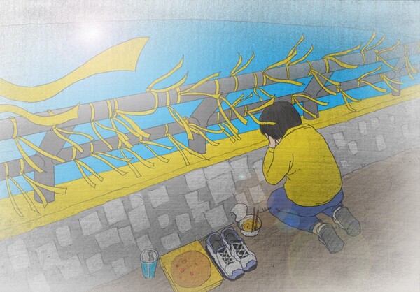 세월호 참사 희생자의 어머니가 바다에 잠긴 자식의 운동화를 옆에 두고 울고 있다. 조아진 그림