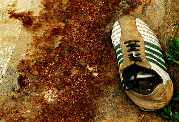 ​미군 장갑차에 깔려 희생된 미선이의 실제 운동화. 현장사진연구소 이용남이 현장에서 찍은 사진이다.