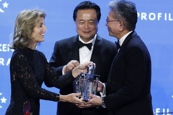 캐럴라인 케네디 주호주 미국대사(왼쪽)가 29일(현지시간) 보스턴의 존 F. 케네디 도서관에서 조현동 주미 대사(가운데)와 모리 다케오 일본 외무성 장관 고문에게 2023년 '용기 있는 사람들 상'을 수여하고 있다. 조현동 대사와 모리 고문은 이날 윤석열 대통령과 기시다 후미오 일본 총리를 각각 대신해 미국 존 F. 케네디 재단이 수여하는 2023년 '용기 있는 사람들 상'을 받았다. 2023.10.30. EPA 연합뉴스