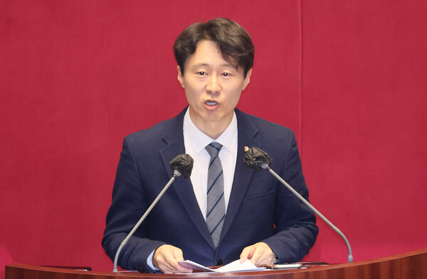더불어민주당 이탄희 의원이 10일 오후 국회 본회의장에서 열린 전원위원회에서 질의·토론하고 있다. 2023.4.10. 연합뉴스
