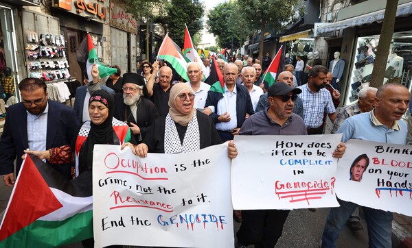 5일 요르단강 서안 도시 라말라에서 팔레스타인 자치정부의 마무드 아바스 수반을 만나기 위해 방문한  토니 블링컨 미국 국무장관을 규탄하는 시위가 벌어지고 있다.. 한 피켓에는 "블링컨 당신의 손에는 피가 묻어 있다"는 내용이 적혀 있다. 2023 11. 05 [AFP=연합뉴스]
