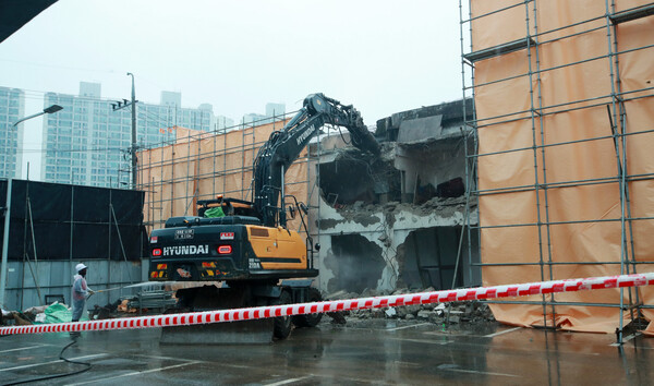 철거 찬반을 둘러싼 첨예한 갈등을 겪은 원주시 평원동 아카데미극장이 19일 사실상 철거에 돌입했다. 1963년 9월 23일 문을 열어 올해로 60주년을 맞은 아카데미극장은 국내에서 스크린을 한 개만 갖춘 단관극장의 원형을 가장 오랫동안 보존하고 있는 건축물로 평가받고 있다. 지난 4월 11일 원주시가 극장 건물 철거 및 복원사업 중단을 공식화하면서 지역사회에서는 철거와 재생·보존을 둘러싼 갖은 논란과 첨예한 갈등이 7개월간 이어졌다. 2023. 10.19. 연합뉴스