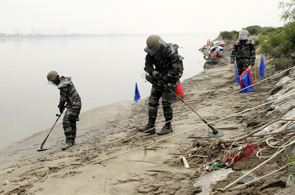  해병 2사단 병사들이 20일 경기 김포시 누산리 포구에서 지뢰 탐색 작전을 펼치고 있다. 역대 최장기간 장마 뒤 한강 하구 침수지역에 북한에서 떠내려 온 목함지뢰 등 폭발물을 찾기 위한 작전이다. 2020.8.20. 연합뉴스 
