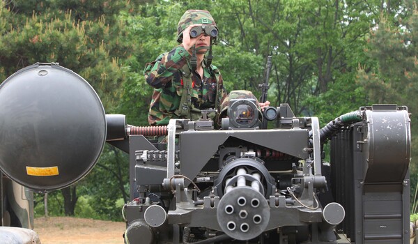 ​경기도 김포 최전방의 벌컨포 초소에서 해병 청룡부대 장병들이 전투배치 훈련을 하고 있다. 2010.5.23. 연합뉴스 